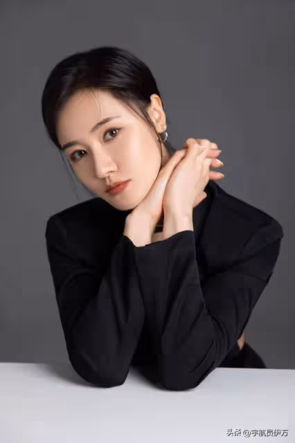 一婚娶同班同學,二婚娶演員,三婚娶小20歲美女,57歲的他很幸福