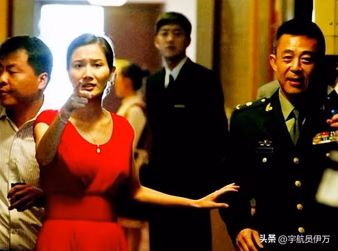 一婚娶同班同學,二婚娶演員,三婚娶小20歲美女,57歲的他很幸福