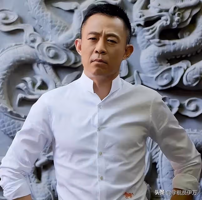 一婚娶同班同學,二婚娶演員,三婚娶小20歲美女,57歲的他很幸福