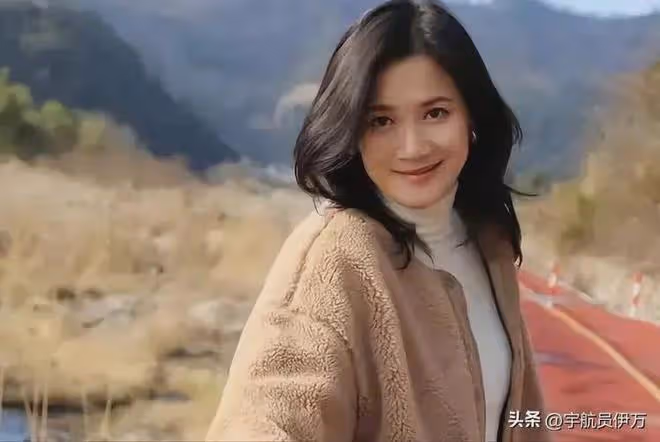 一婚娶同班同學，二婚娶演員，三婚娶小20歲美女，57歲的他很幸福