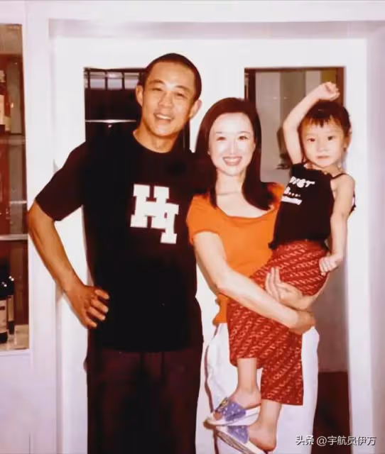一婚娶同班同學，二婚娶演員，三婚娶小20歲美女，57歲的他很幸福