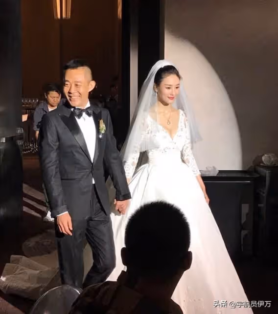 一婚娶同班同學，二婚娶演員，三婚娶小20歲美女，57歲的他很幸福