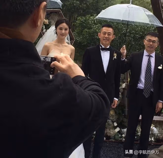 一婚娶同班同學，二婚娶演員，三婚娶小20歲美女，57歲的他很幸福