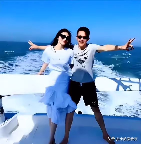 一婚娶同班同學，二婚娶演員，三婚娶小20歲美女，57歲的他很幸福