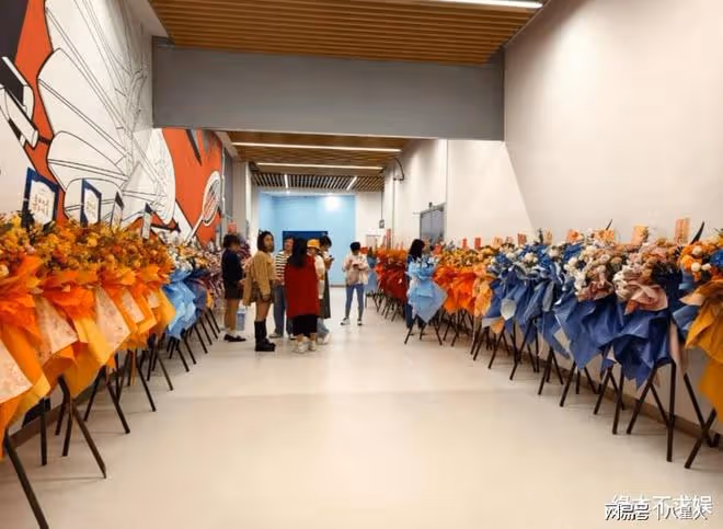 36歲張繼科球館開業太火爆!換兩套造型拍合影,和女友張蕊太恩愛