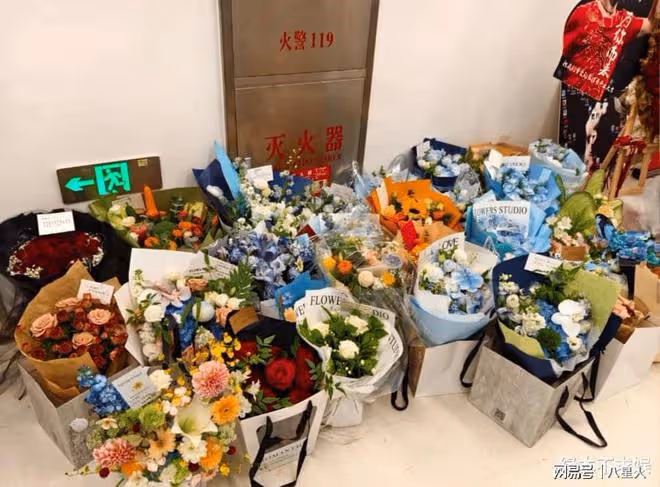 36歲張繼科球館開業太火爆!換兩套造型拍合影,和女友張蕊太恩愛