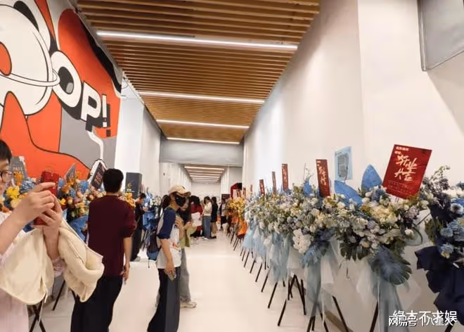 36歲張繼科球館開業太火爆!換兩套造型拍合影,和女友張蕊太恩愛