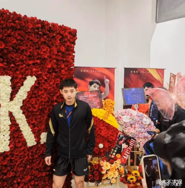 36歲張繼科球館開業太火爆!換兩套造型拍合影,和女友張蕊太恩愛