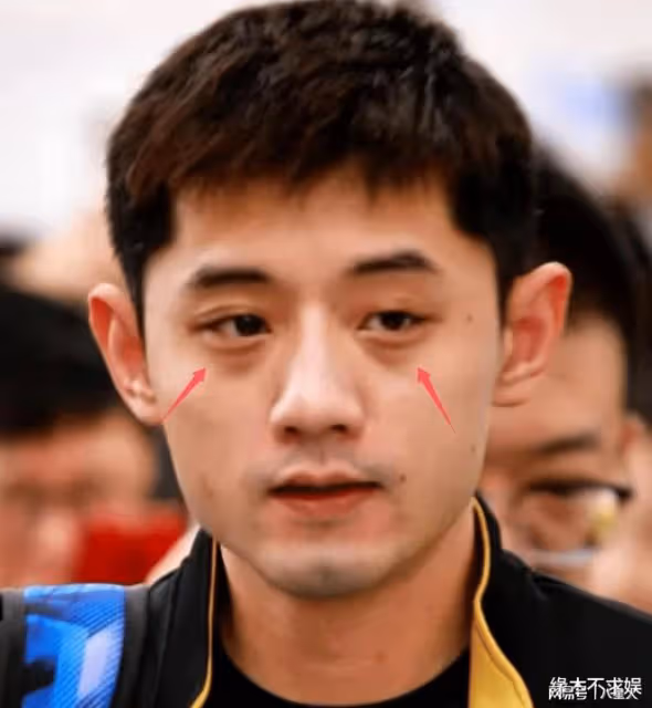 36歲張繼科球館開業太火爆!換兩套造型拍合影,和女友張蕊太恩愛