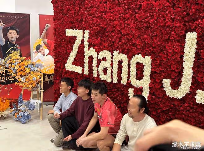 36歲張繼科球館開業太火爆!換兩套造型拍合影,和女友張蕊太恩愛