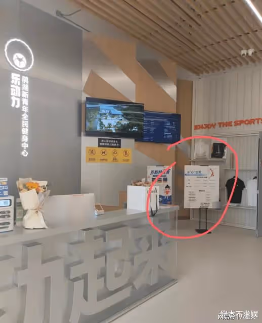 36歲張繼科球館開業太火爆!換兩套造型拍合影,和女友張蕊太恩愛