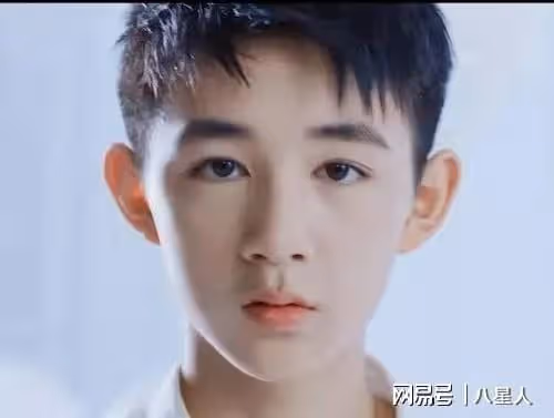 演藝路實在太順了!榮梓杉被審判:00後小花小生緣何頻繁翻車?