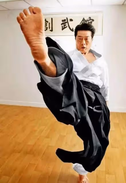 有人隱居7年找不到,有人 74 歲了還在拍戲,日本男星怎麼回事