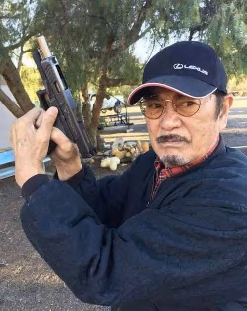 有人隱居7年找不到,有人 74 歲了還在拍戲,日本男星怎麼回事