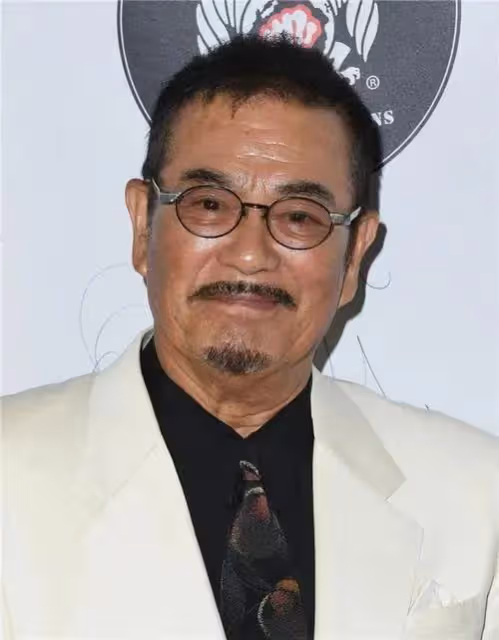 有人隱居7年找不到,有人 74 歲了還在拍戲,日本男星怎麼回事
