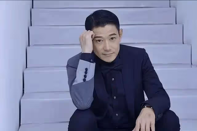 有人隱居7年找不到,有人 74 歲了還在拍戲,日本男星怎麼回事