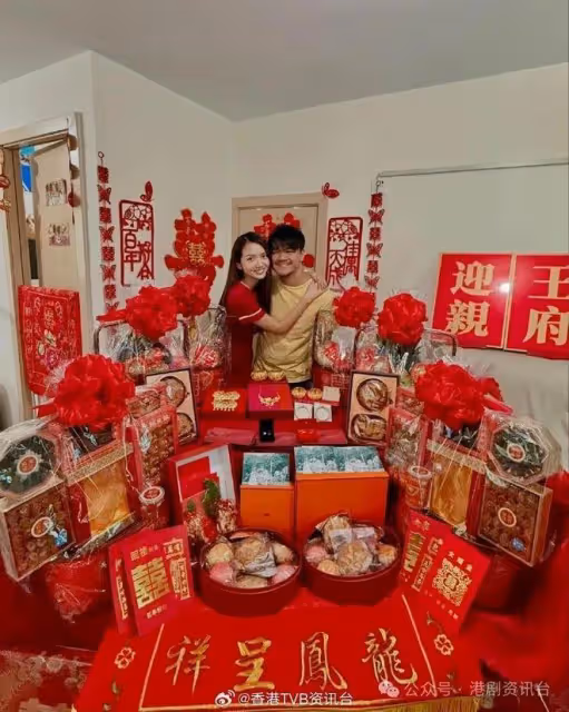 「馮盈盈師姐」過大禮!流星錘龍鳳鈪豬仔大量金器擺滿檯
