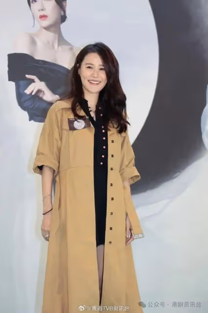 黃翠如落台按著腰背要人扶繼續否認懷孕但公司未有安排工作
