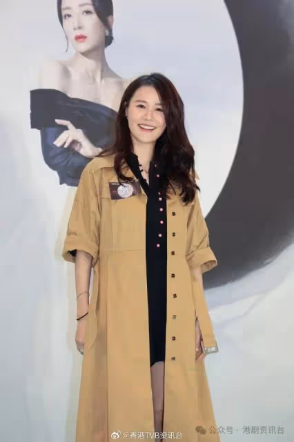 黃翠如落台按著腰背要人扶繼續否認懷孕但公司未有安排工作