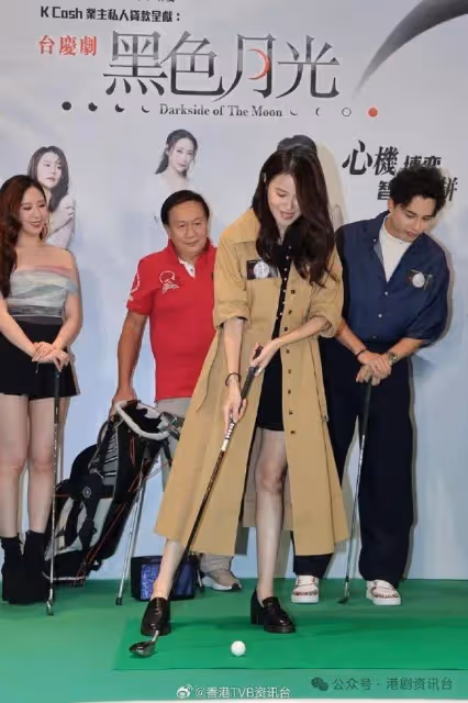 黃翠如落台按著腰背要人扶繼續否認懷孕但公司未有安排工作