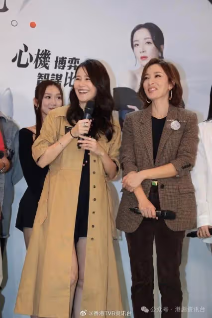 黃翠如落台按著腰背要人扶繼續否認懷孕但公司未有安排工作