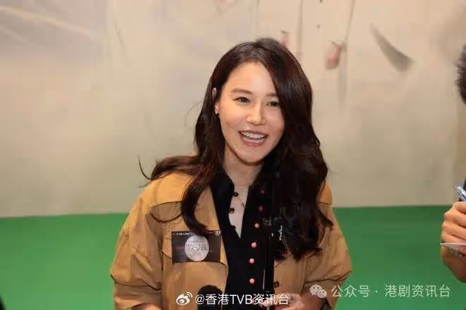 黃翠如落台按著腰背要人扶繼續否認懷孕但公司未有安排工作