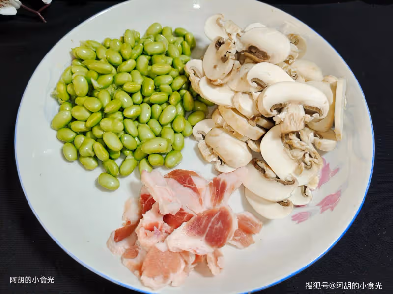 是時候吃這菜了,竟是蔬菜中的補鈣王!大火炒一盤,有豆有菜有菌菇、特下飯