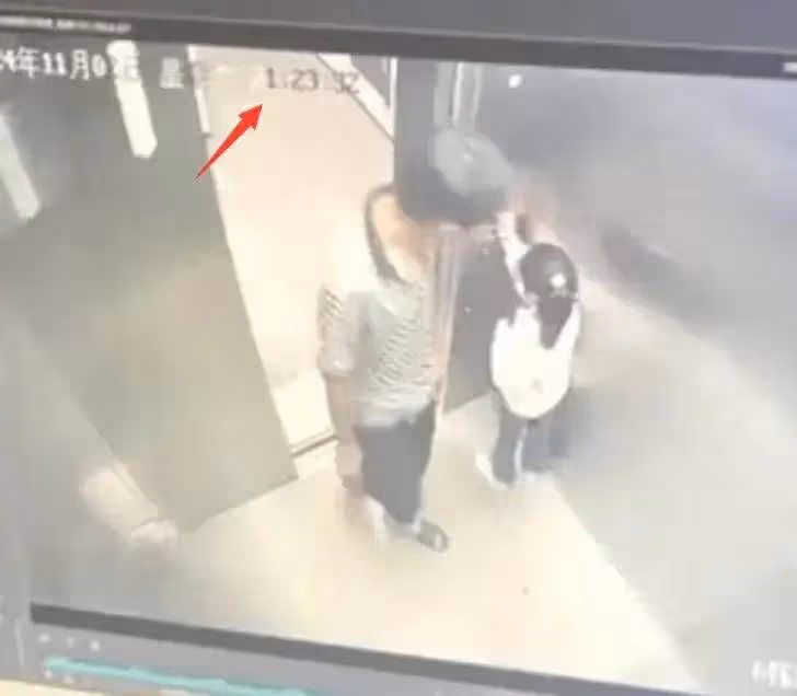 報應來了!7歲女孩獨坐電梯被14歲男孩捂暈抱走,警方:猥褻行拘