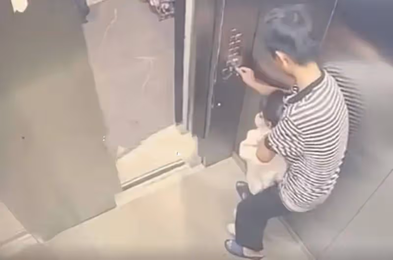 報應來了!7歲女孩獨坐電梯被14歲男孩捂暈抱走,警方:猥褻行拘