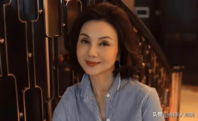 68歲謝玲玲與靳羽西聚會!手部青筋暴起,相差10歲氣質差距大