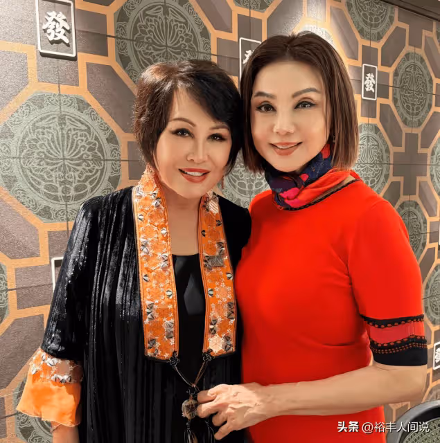 68歲謝玲玲與靳羽西聚會!手部青筋暴起,相差10歲氣質差距大