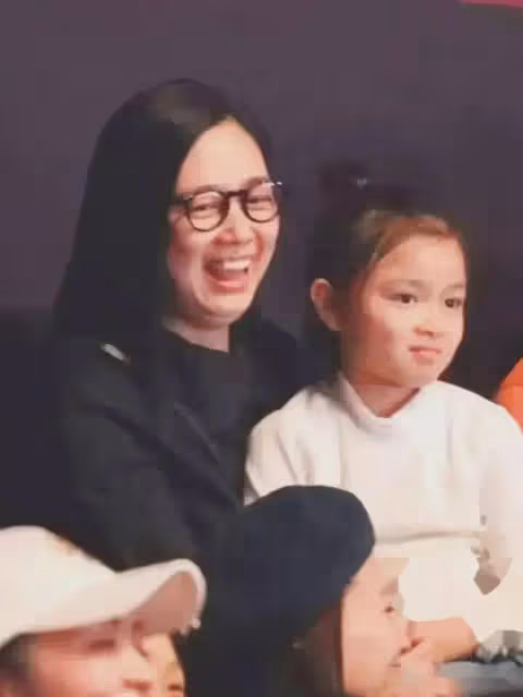 劉德華老婆朱麗倩現身,58歲臃腫顯老態,夫唱婦隨陪老公開演唱會