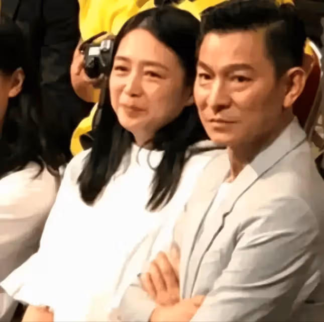 劉德華老婆朱麗倩現身,58歲臃腫顯老態,夫唱婦隨陪老公開演唱會