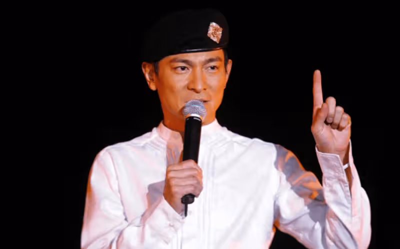 劉德華老婆朱麗倩現身,58歲臃腫顯老態,夫唱婦隨陪老公開演唱會