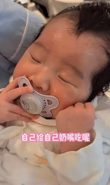 張紀中老婆曬四胎「小龍珠」:出生10天胖乎乎,和張紀中越來越像