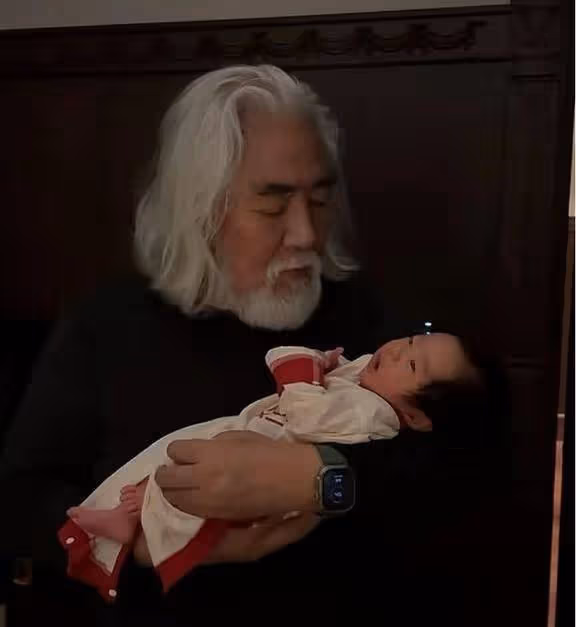 張紀中老婆曬四胎「小龍珠」:出生10天胖乎乎,和張紀中越來越像