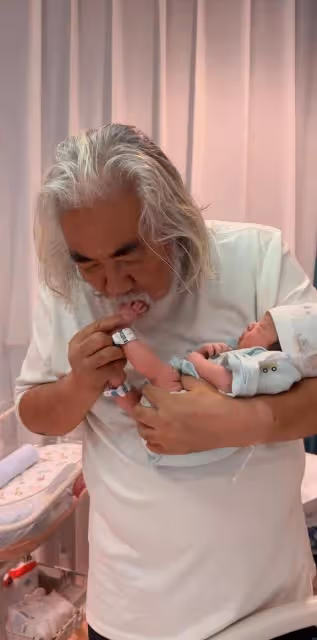張紀中老婆曬四胎「小龍珠」:出生10天胖乎乎,和張紀中越來越像