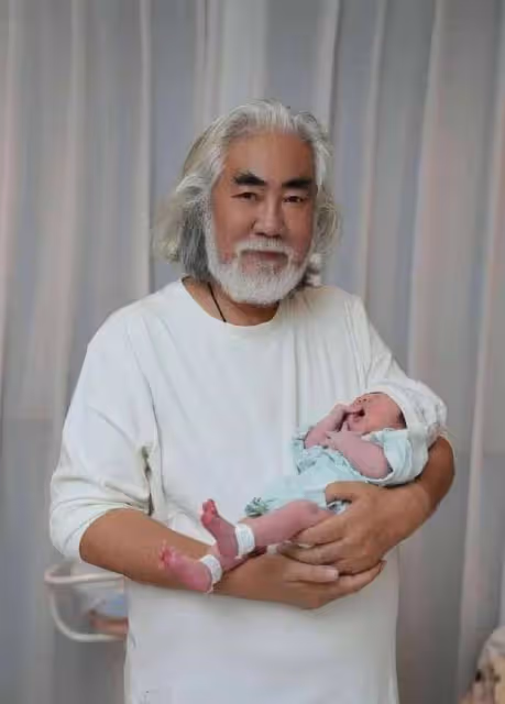 張紀中老婆曬四胎「小龍珠」:出生10天胖乎乎,和張紀中越來越像