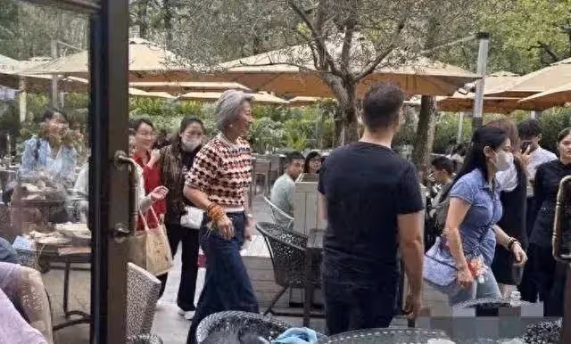 林子祥夫婦外出喝下午茶被偶遇,葉倩文一頭白髮仍顯年輕氣質超好