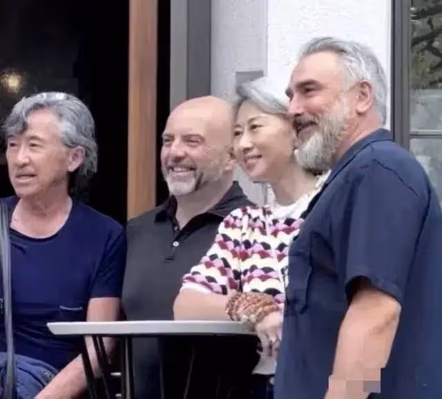 林子祥夫婦外出喝下午茶被偶遇,葉倩文一頭白髮仍顯年輕氣質超好