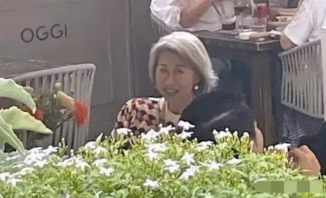 林子祥夫婦外出喝下午茶被偶遇,葉倩文一頭白髮仍顯年輕氣質超好