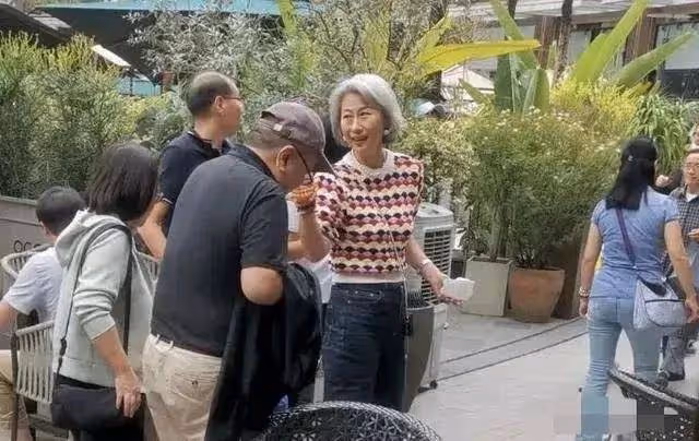 林子祥夫婦外出喝下午茶被偶遇,葉倩文一頭白髮仍顯年輕氣質超好