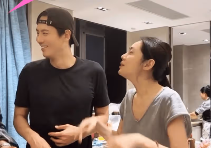 秋瓷炫一家周末聚會玩遊戲!親公公臉頰遭批評,婆婆吐舌頭太調皮