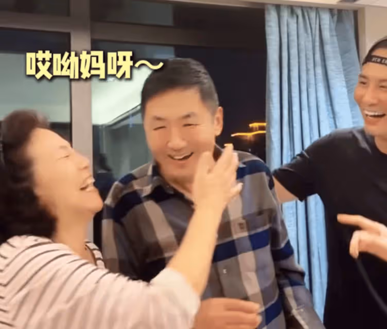 秋瓷炫一家周末聚會玩遊戲!親公公臉頰遭批評,婆婆吐舌頭太調皮