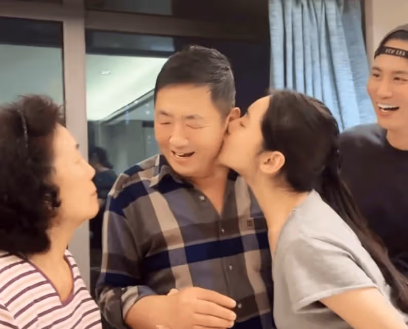 秋瓷炫一家周末聚會玩遊戲!親公公臉頰遭批評,婆婆吐舌頭太調皮