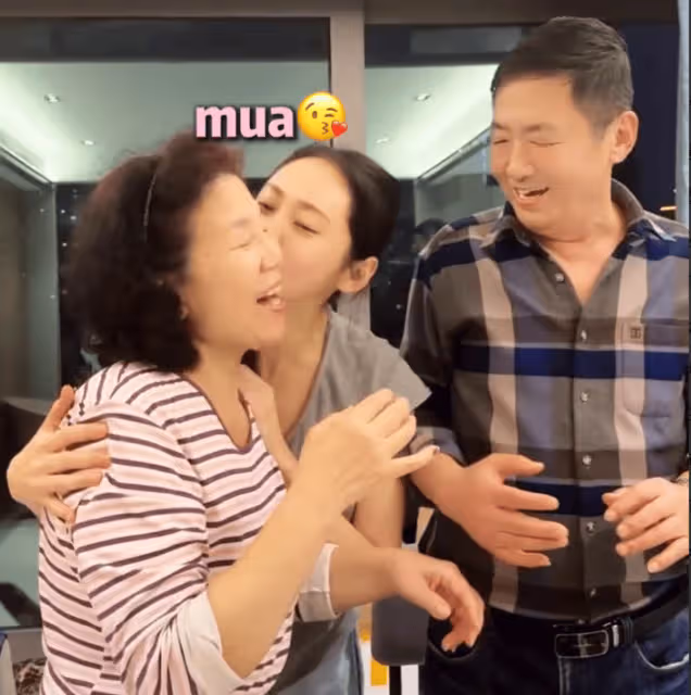 秋瓷炫一家周末聚會玩遊戲!親公公臉頰遭批評,婆婆吐舌頭太調皮