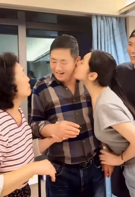 毀三觀！秋瓷炫居然當婆婆面親公公臉頰，於曉光在一旁笑得好尷尬