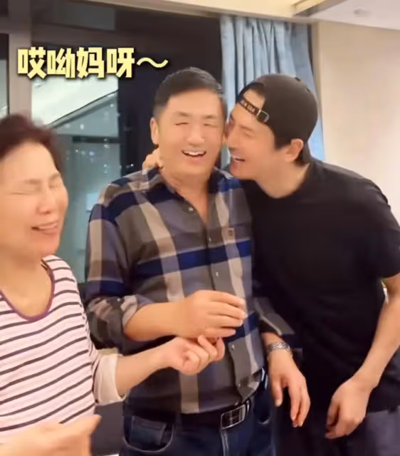 毀三觀！秋瓷炫居然當婆婆面親公公臉頰，於曉光在一旁笑得好尷尬