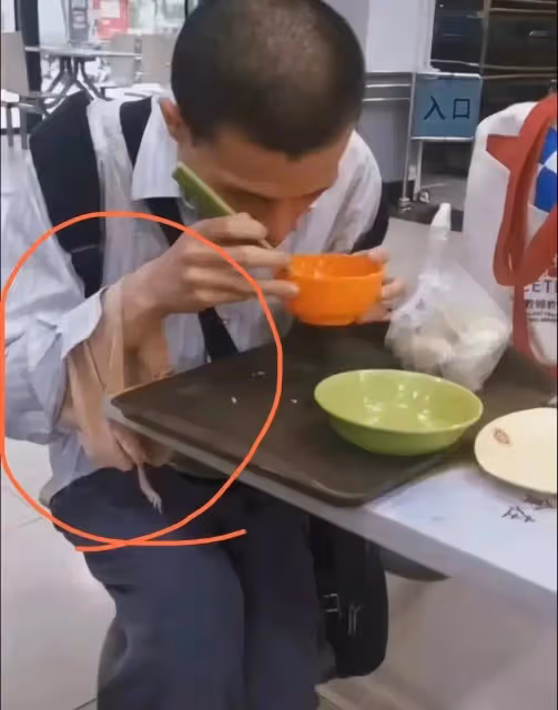 韋東奕換新髮型留光頭講課太搶眼,一心專研心中與他,字體超工整