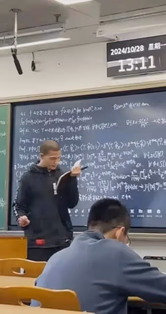 韋東奕換新髮型留光頭講課太搶眼,一心專研心中與他,字體超工整